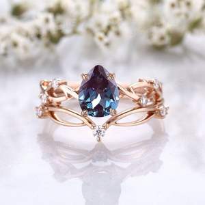 แหวนแต่งงานผู้หญิงเงินแท้ 925 ประดับอเล็กซานไดรต์ทรงลูกแพร์ ชุบทอง 14K - Product Image 1