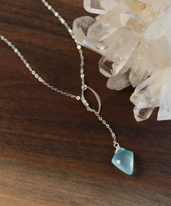 Collar de Calcedonia con cadena envuelta de alambre de piedras preciosas, colgante hecho a mano chapado en oro y plata oho - Product Image 1