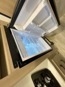 Nouvelle caravane de voyage légère en tôle galvanisée Keystone C-o-l-e-m-a-n 17B 2026 - Product Image 3