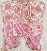 Soporte para Corán Personalizado de Resina Rosa con Diseño Religioso y Amoroso, Coleccionable, Hecho a Mano en Europa, con Marcador y Tasbeeh a Juego