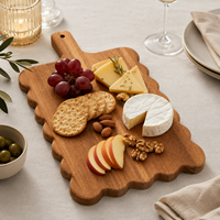 Planche à découper en bois d'acacia massif avec bord festonné et poignée pour la préparation et la découpe de viande et de légumes en cuisine