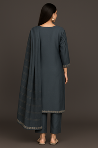 ชุดสلوار คามีซ ผ้าเรยอนผสมปักลาย พร้อมกระเป๋าพอตลี 3 ชิ้น ชุดชาติพันธุ์สำหรับร้านค้าปลีก สีพีช ม่วง เทา - Product Image 5