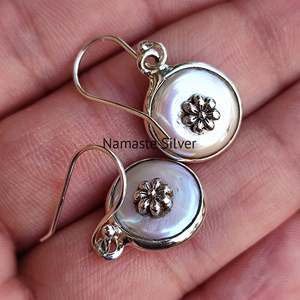 Pendientes Colgantes de Plata de Ley 925 con Perlas de Agua Dulce en Forma de Moneda, Diseño Floral Hecho a Mano, Pendientes Florales Modernos con Perlas de Moneda y Plata - Product Image 5