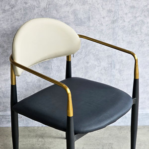 Chaise de salle à manger de style nordique HTK79, siège rembourré en cuir PU et dossier avec pieds en fer, idéale pour la salle à manger à domicile - Product Image 2