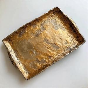 Bandeja de diseño EternaServe con superficie floral grabada, base forrada de terciopelo con núcleo de aluminio y abalorio ornamental para regalar - Product Image 2