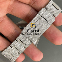 Rehaussez votre style avec notre magnifique montre en moissanite pour homme, ornée de diamants taillés étincelants, verre analogique en cristal, acier inoxydable.