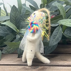 Ronzio di fascino: ape volante infeltrita fatta a mano per la decorazione della stanza-prodotto di esportazione di alta qualità - Product Image 2