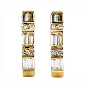 Boucles d'oreilles fines en or massif 18 carats avec diamants véritables taille baguette et ronds pour femmes - Style vintage pour cadeaux et occasions de fête - Product Image 1