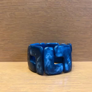 Bracelet en acrylique épais écologique, large bracelet en résine, forme géométrique irrégulière, translucide, multicolore, largeur de bande personnalisable, vente chaude - Product Image 1