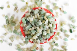 Vente en gros de pierres précieuses d'aventurine verte polie tendance, 1 kg de copeaux de cristaux irréguliers, écologiques, pierres de guérison Feng Shui en vrac - Product Image 2