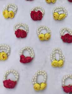 Flor artificial nupcial Gajra Rose y pulseras nikha con cuentas ramillete de mano para Haldi Mehndi y Sangeet Favors - Product Image 2