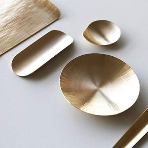 Plateaux et bols en or en acier inoxydable avec motifs floraux Plateaux de service en marteau pour accessoires - Product Image 1