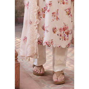 DN-62009 Traje de Muselina Estampado y Bordado de 3 Piezas con Dupatta Translúcida Bordada, Tallas XS a 6XL Disponibles para Eventos Diurnos - Product Image 6