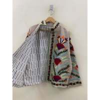 Veste matelassée florale en coton tricoté écologique, brodée à la main d'inspiration Suzani, gris pierre, col mandarin, manches longues, livraison rapide
