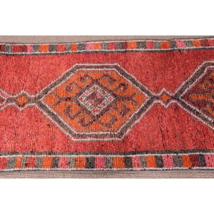 Alfombra Herki, Alfombra Vintage de 2.6x10.1 pies, Alfombra de Lana con Diseño de Camuflaje Rojo - Product Image 4