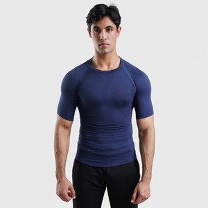 Camisetas de gimnasio personalizadas para hombre Camiseta cómoda de compresión para entrenamiento deportivo con mangas cortas Diseño liso en blanco - Product Image 5