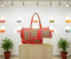 Bolsa de viaje deportiva de lujo acolchada hecha a mano con estampado de tigre de algodón de gran capacidad, duradera, ecológica, para fin de semana - Product Image 1