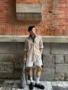 NH52 Camisa a rayas de manga larga con un ajuste extragrande y cuello extendido hecho de lino de primera calidad para un aspecto elegante y alegre - Product Image 3