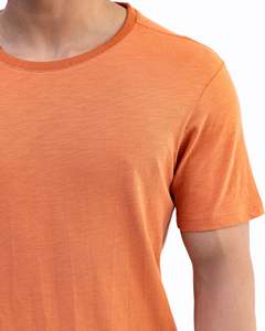 เสื้อยืดผู้ชาย OEM 220 GSM ผ้าฝ้ายออร์แกนิค 100% แบบถัก แขนสั้น ทรงปกติ ใส่สบายในฤดูร้อน ป้องกันรอยยับ และแห้งเร็ว - Product Image 2