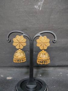 Boucles d'oreilles conçues à la mode serties de boucles d'oreilles Jhumka plaquées or 22CT bijoux pour femmes portées par des exportateurs indiens - Product Image 2