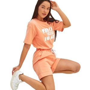 Conjunto de camiseta y pantalones cortos con logotipo impreso personalizado para mujer OEM Camisa y pantalones cortos de mujer de estilo informal de verano de 2 piezas - Product Image 2