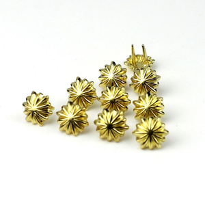 Remache de latón macizo de 11-13 mm con forma de flor para decoración de cinturones de cuero - Product Image 1