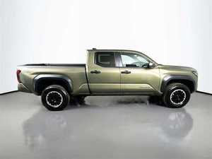 Sharp Green 2024 TRD Off-Road Doble Cabina 4x4 Volante a la Izquierda Asientos de Cuero con Interior Claro Arranque Remoto Paquete TRD Automático 360 - Product Image 3