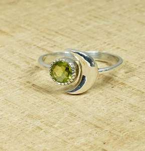 Bague en péridot vert faite à la main en argent sterling 925, bague lune, bijoux en pierres précieuses, cadeau élégant pour femmes - Product Image 6