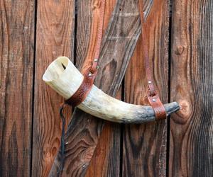 Cuerno Nórdico Pulido Ecológico de Cuerno de Búfalo Natural con Correas de Cuero - Estilo Feng Shui y Religioso - Product Image 2