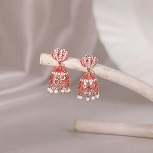 Boucles d'oreilles perle élégante Padma Jhumka en or rose - Product Image 5