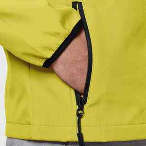 Veste softshell confortable conçue pour les activités quotidiennes en plein air, offrant une performance chaude, respirante et durable. - Product Image 2