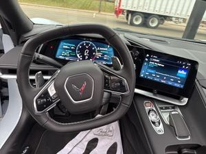 Chevrolet Corvette Stingray 2 LT Cabriolet RWD 2024 d'occasion en excellent état, offre exceptionnelle, prêt à être expédié - Product Image 2