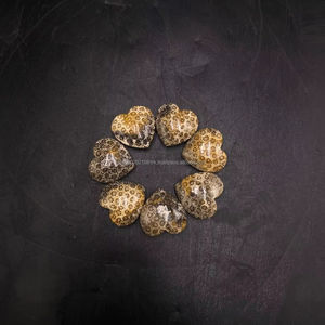Pierre naturelle à motif corail, forme cœur, petit cristal poli pour la décoration et la guérison - Product Image 1