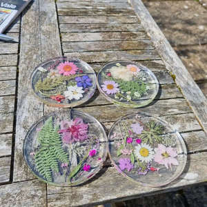 Posavasos Ecológico de Flores Doradas, Diseño Floral Elegante, Artesanía de Resina Pintada a Mano, Flores Secas Doradas - Product Image 1