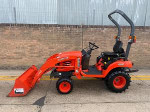 Tracteur à roues Kubota L3808 4WD avec chargeur frontal, tracteur utilitaire de jardin rouge, équipement agricole multifonctionnel - Product Image 2