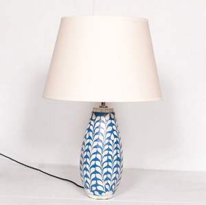 Lámpara de mesita de noche de resina tallada para decoración del hogar de lujo Lámpara de sombra con incrustaciones de hueso de la India por faizacraft - Product Image 1