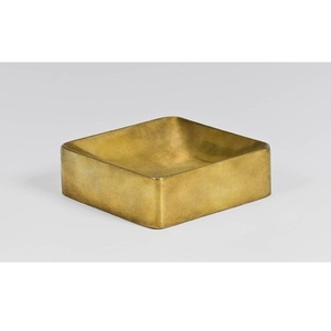 Cenicero redondo de metal moderno con esquinas elegantes y diseño minimalista adecuado para uso en interiores y exteriores - Product Image 4