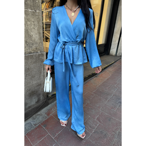 Conjunto de Blusa Cruzada de Satén Azul y Pantalones para Mujer - Product Image 4