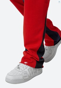 Pantalones de chándal rojos de peso pesado OEM con logotipo personalizado, ropa de calle polar, pantalones de chándal acampanados con dobladillo sin procesar, estampados, unisex - Product Image 4