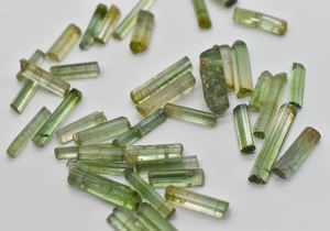 Tranches de Tourmaline naturelle, pendentif de Tourmaline vert clair et fabrication de bijoux, tranche de pierres précieuses en vrac. - Product Image 2