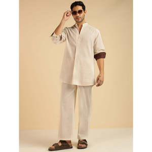 Ensemble coordonné en coton blanc uni pour homme Amanush, kurta avec détail de poignets rouges et pantalon longueur cheville, tenue décontractée d'été, ensemble 2 pièces - Product Image 1