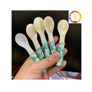 Cuillère en nacre coquillage faite à la main Ustensile écologique pour servir des aliments gastronomiques - Product Image 1