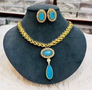 Lujoso juego de collar de piedra de doble pulido de oro Premium para mujer, perfecto para bodas, fiestas y ocasiones especiales - Product Image 2