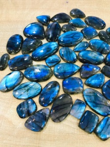 Vente en gros de cabochons en labradorite naturelle bleue scintillante de 1 kg, formes mélangées, pierres précieuses en vrac pour la fabrication de bijoux - Product Image 4