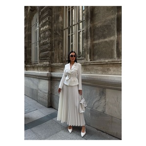 Completo completo Elizabeth giacca Blazer con cintura dorata abbottonata e gonna a pieghe - Product Image 6