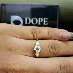 Elegante Anillo de Compromiso con Tres Piedras Redondas de Moissanita Corte Pera en Oro Sólido de 18 Quilates con Engaste Pavé, Certificado IGI, para Regalo de San Valentín - Product Image 6