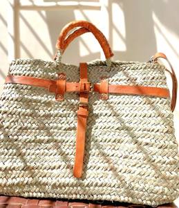 Sac fourre-tout en osier avec poignées en cuir marron - panier marocain fait main à Marrakech, sac fourre-tout bohème chic et robuste - Product Image 2