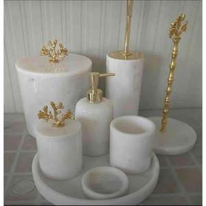 Ensemble de salle de bain unique en résine pour décor minimaliste avec finition givrée et accents argentés - Product Image 3