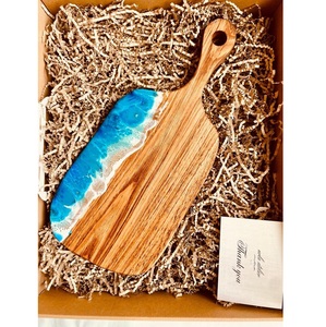 Planche à découper en résine de bois fabriquée à la main avec accent élégant d'agate - Product Image 5