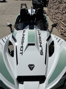 Polaris Slingshot Roadster trois places, véhicule sportif à toit ouvert, alimenté à l'essence, vert menthe, carrosserie blanche, roues noires, certifié CE - Product Image 6